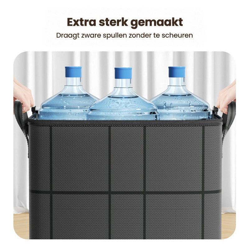 Opbergtas met drie grote waterflessen erin, vastgehouden bij de hengsels, om de stevige constructie te tonen. 9
