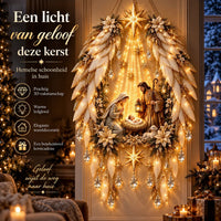Ander model met witte veervleugels, kristallen hangers en kerststalfiguren, verlicht aan de muur in een warme woonkamer 2
