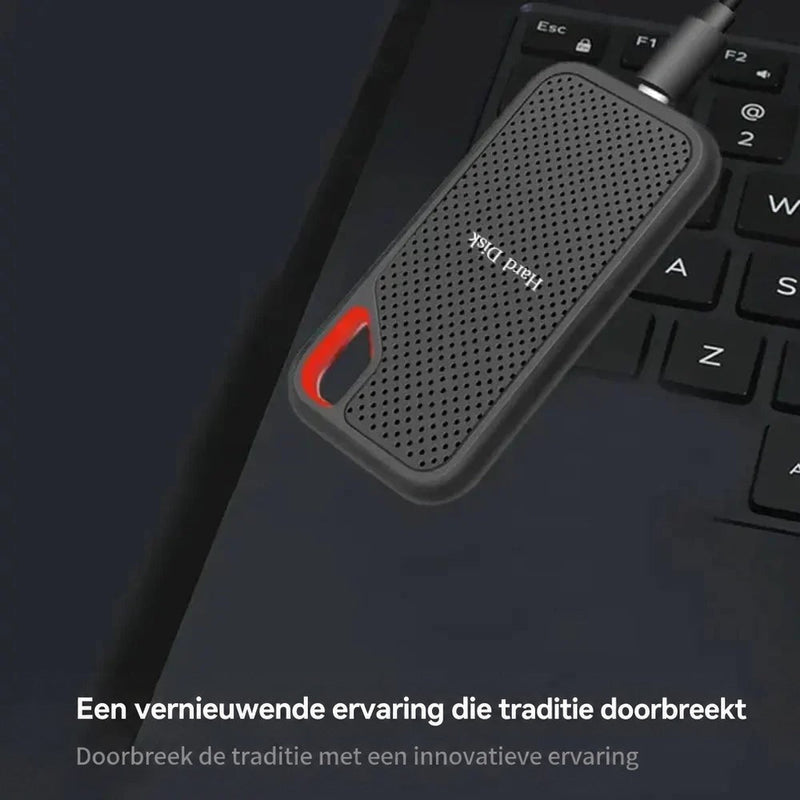 Zwarte SSD met oranje lus ligt aangesloten op het toetsenbord van een laptop 2