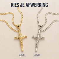 Twee crucifixkettingen naast elkaar op beige ondergrond: links de goudkleurige, rechts de zilverkleurige uitvoering 8