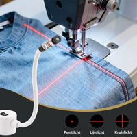 Laser naaigids op flexibele witte arm projecteert rode kruislijnen op een jeansstof onder de naaimachinevoet 1