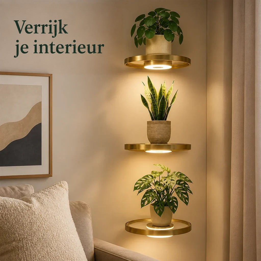 Drie ronde goudkleurige wandplanken boven elkaar met kamerplanten en warm licht onder elke plank, naast een bank en gordijn. 1