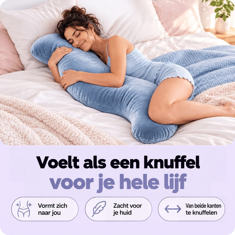 Vrouw slaapt op haar zij in bed en omhelst het blauwe S-vormige kussen 2