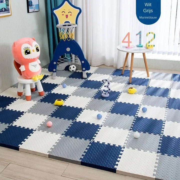 Kinderspeelhoek met een mat van witte, grijze en donkerblauwe tegels, speelgoedbasket, uilenknuffel, cijfers en gekleurde ballen. 7
