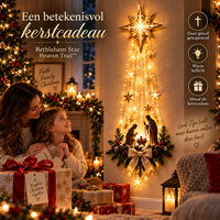 Moeder en dochter bij cadeaus in de woonkamer, naast de verlichte ster met kerststal aan de muur 3