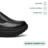 Detail van de brede zwarte neus met elastisch materiaal en flexibele zool, met kenmerkpictogrammen 5