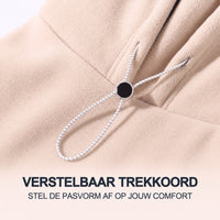 Close-up van het elastische trekkoord met zwarte stopper op beige fleece, om de pasvorm aan te passen 5