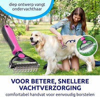 Vrouw kamt buiten op het gras een witte hond met een roze vachtkam, met uitvergroting van de verzamelde haren. 8