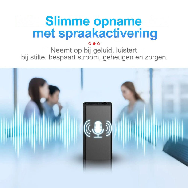 Zwart opnameapparaatje met microfoonsymbool en geluidsgolven, met op de achtergrond mensen die in gesprek zijn 2