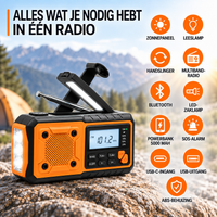 Radio op een rots in de bergen met pictogrammen van zonnepaneel, leeslamp, Bluetooth, powerbank en aansluitingen 7