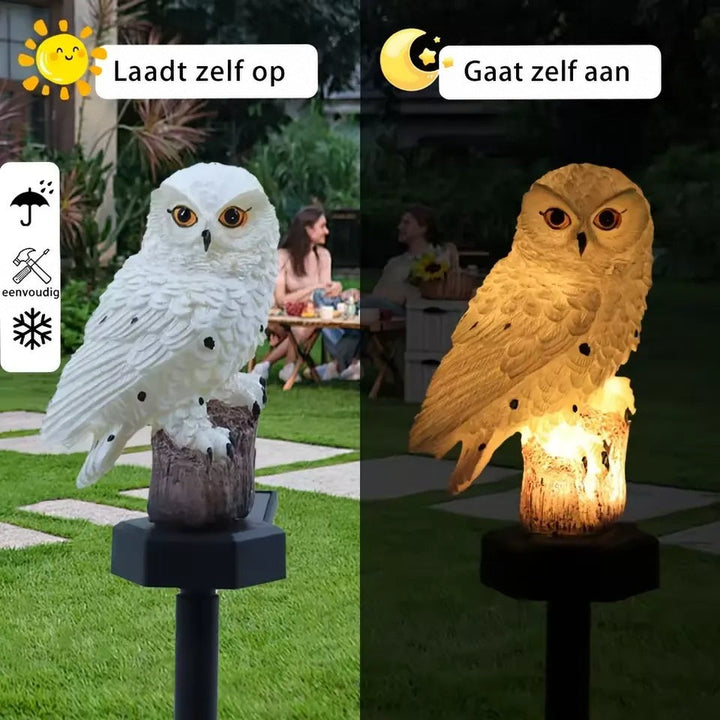Dezelfde witte uil overdag en 's avonds naast elkaar, in een tuin met mensen aan tafel, als vergelijking van laden en oplichten. 2