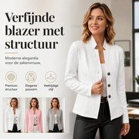 Vrouw in een witte structuurblazer met opstaande kraag; onderaan staan drie kleurvarianten in wit, roze en grijs. 17