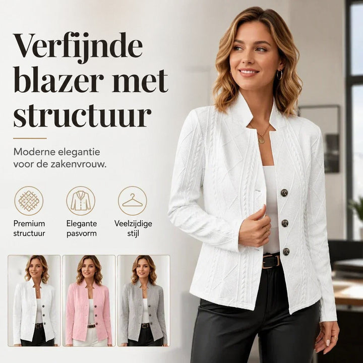 Vrouw in een witte structuurblazer met opstaande kraag; onderaan staan drie kleurvarianten in wit, roze en grijs. 17
