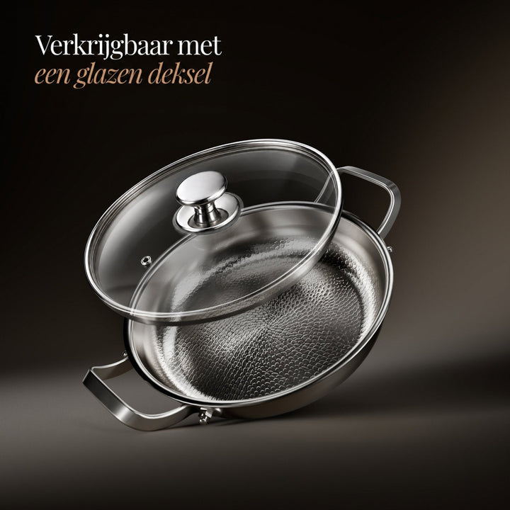 Pan met een losse glazen deksel met metalen knop schuin erboven, tegen een donkere achtergrond met tekst in beeld. 3