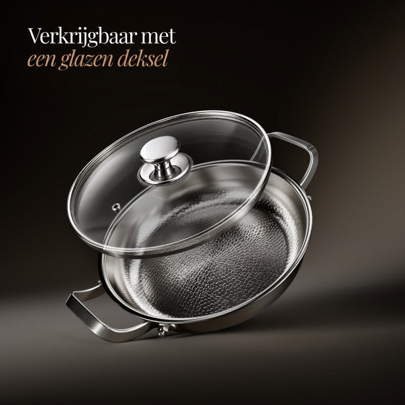 Pan met een losse glazen deksel met metalen knop schuin erboven, tegen een donkere achtergrond met tekst in beeld. 3
