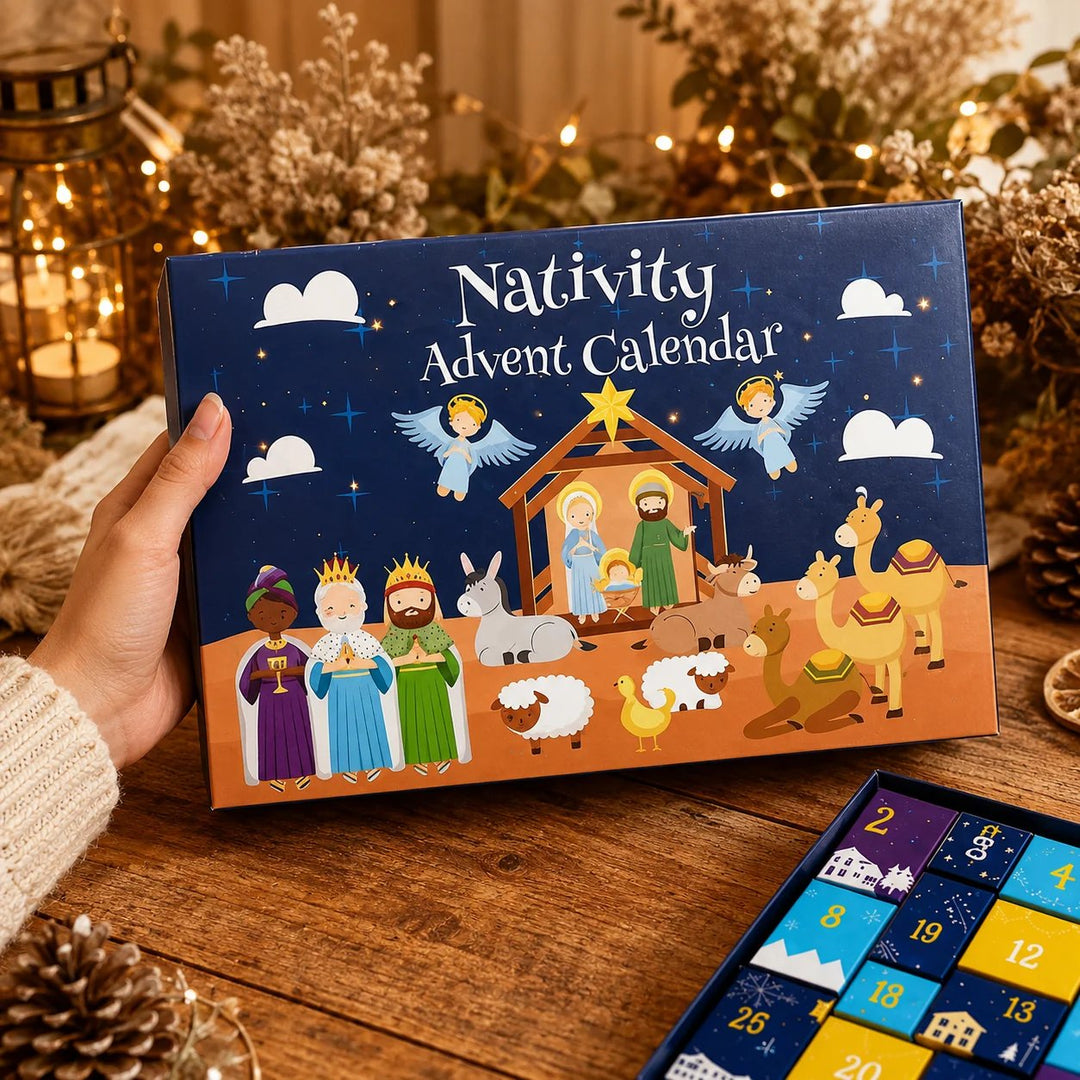 Hand houdt het deksel van de doos vast, met de geopende kalender en kerstdecoratie op tafel 4