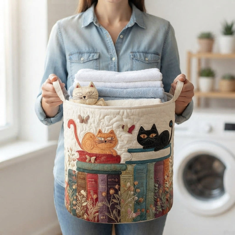 Vrouw in spijkerblouse draagt de mand bij de handgrepen, gevuld met opgevouwen handdoeken, voor een wasmachine. 4