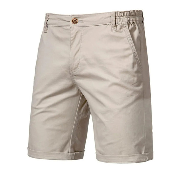 Voorkant van beige short met omgeslagen pijpen, knoopsluiting, steekzakken en elastische tailleband aan de zijkant. 1
