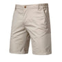Voorkant van beige short met omgeslagen pijpen, knoopsluiting, steekzakken en elastische tailleband aan de zijkant. 1