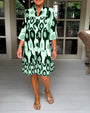 Trendiges Kleid mit kurzen Ärmeln und abstraktem Print & lockerem Schnitt – Liora