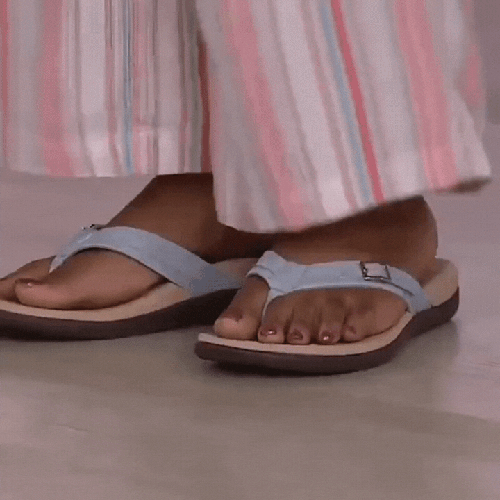 Model draagt lichtblauwe teensandalen met gesp onder een gestreepte wijde broek 4