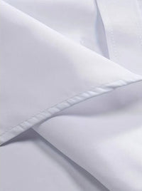 Detail van de witte stof met fijne structuur en dubbele stiksels langs de rand van de kraag 12