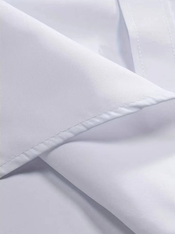 Detail van de witte stof met fijne structuur en dubbele stiksels langs de rand van de kraag 12