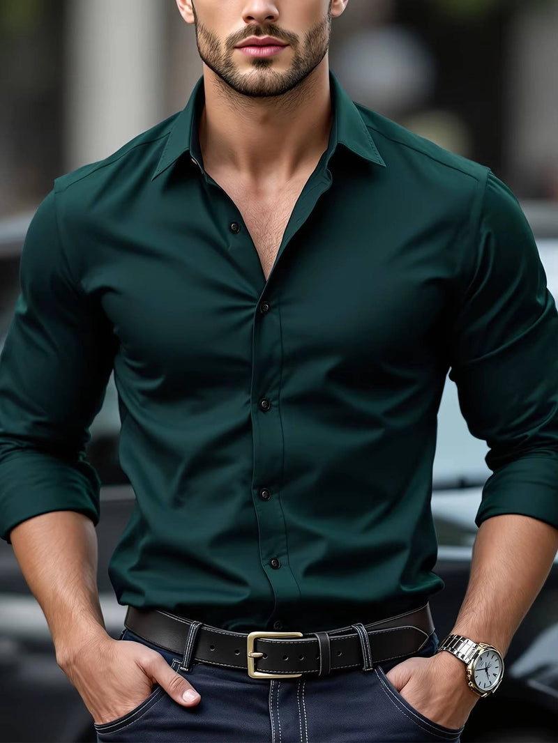Model draagt het overhemd in donkergroen met zwarte knopen, gecombineerd met een donkere jeans en leren riem 8