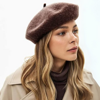 Vrouw draagt een bruine wollen baret met beige trenchcoat en bruine coltrui 20