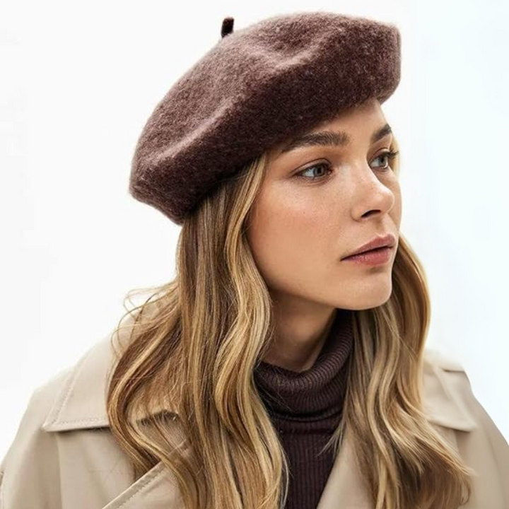 Vrouw draagt een bruine wollen baret met beige trenchcoat en bruine coltrui 20