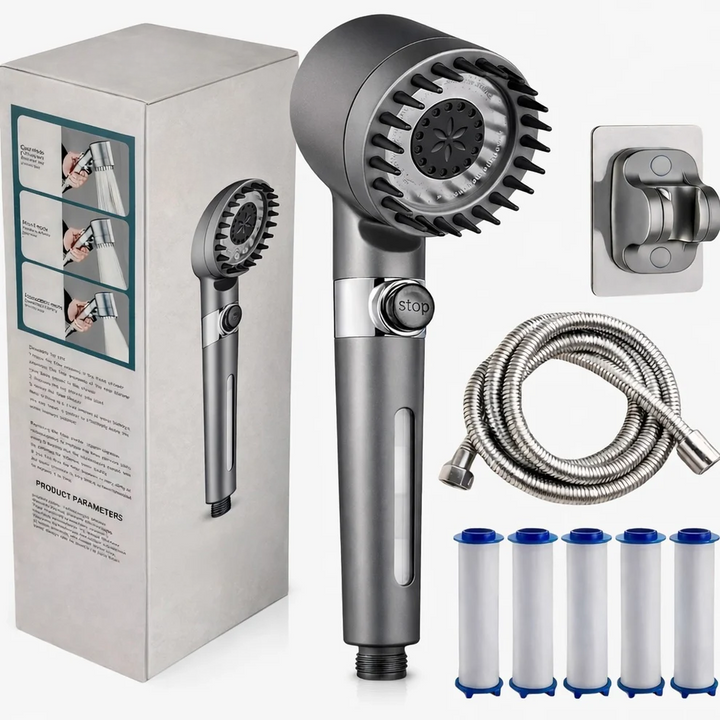 Grijze handdouche met doos, wandhouder, metalen slang en vijf losse witte filters, alles overzichtelijk naast elkaar neergelegd. 1