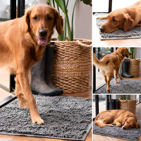 Collage van een bruine hond die de grijze mat gebruikt, loopt, ligt en slaapt in een hal met rubberlaarzen. 5