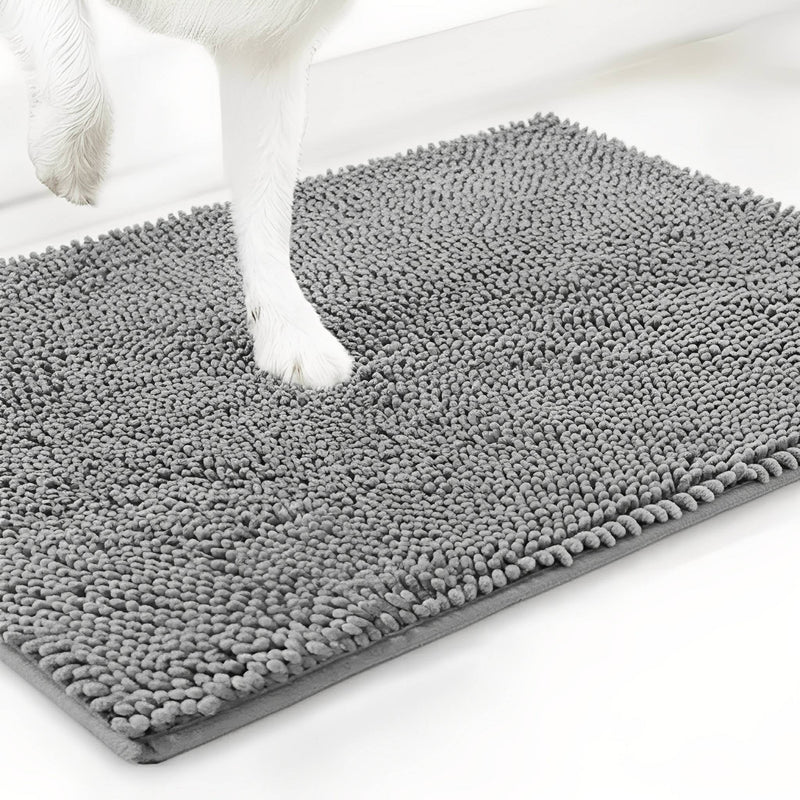 Witte hondenpoot staat op een grijze chenille mat, schuin van boven gefotografeerd tegen een witte achtergrond. 12