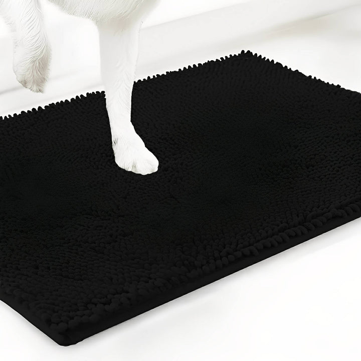 Zwarte variant van de chenille mat met een witte hondenpoot erop, tegen een witte achtergrond. 19