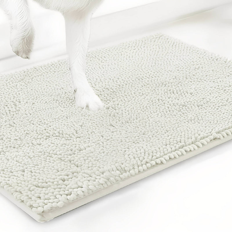 Gebroken witte variant van de chenille mat met een witte hondenpoot erop, tegen een witte achtergrond. 20