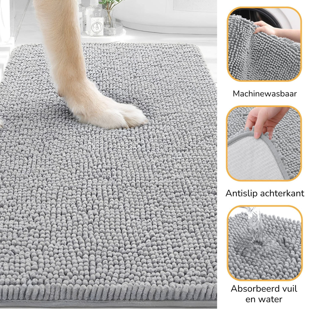 Pootje van een hond op een lichtgrijze mat, met drie kleine detailbeelden van wassen, antislip onderkant en wateropname. 4