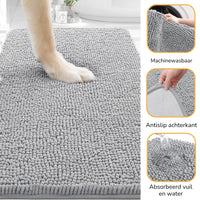 Pootje van een hond op een lichtgrijze mat, met drie kleine detailbeelden van wassen, antislip onderkant en wateropname. 4