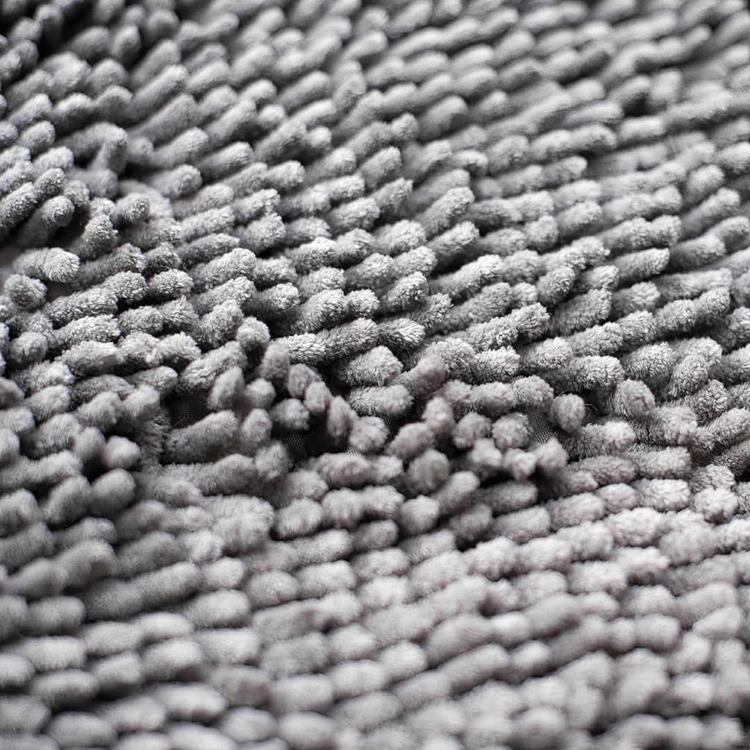 Close-up van de zachte, dicht gepakte grijze chenillevezels van de mat. 7