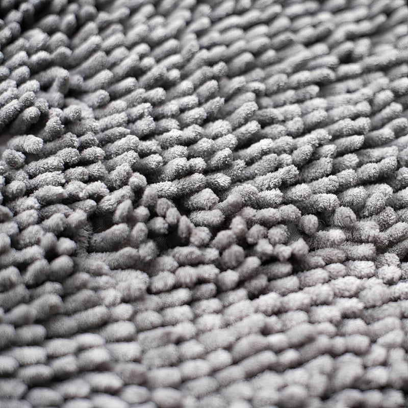 Close-up van de zachte, dicht gepakte grijze chenillevezels van de mat. 7