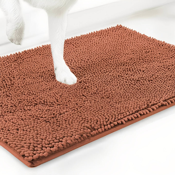 Terracotta variant van de chenille mat met een witte hondenpoot erop, tegen een witte achtergrond. 16