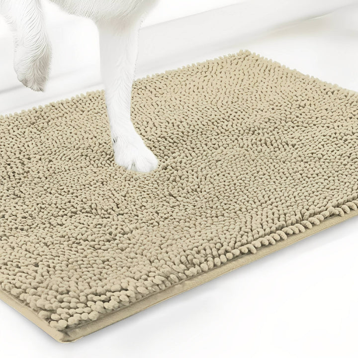 Beige variant van de chenille mat met een witte hondenpoot erop, tegen een witte achtergrond. 13