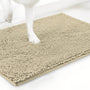 Beige variant van de chenille mat met een witte hondenpoot erop, tegen een witte achtergrond. 13