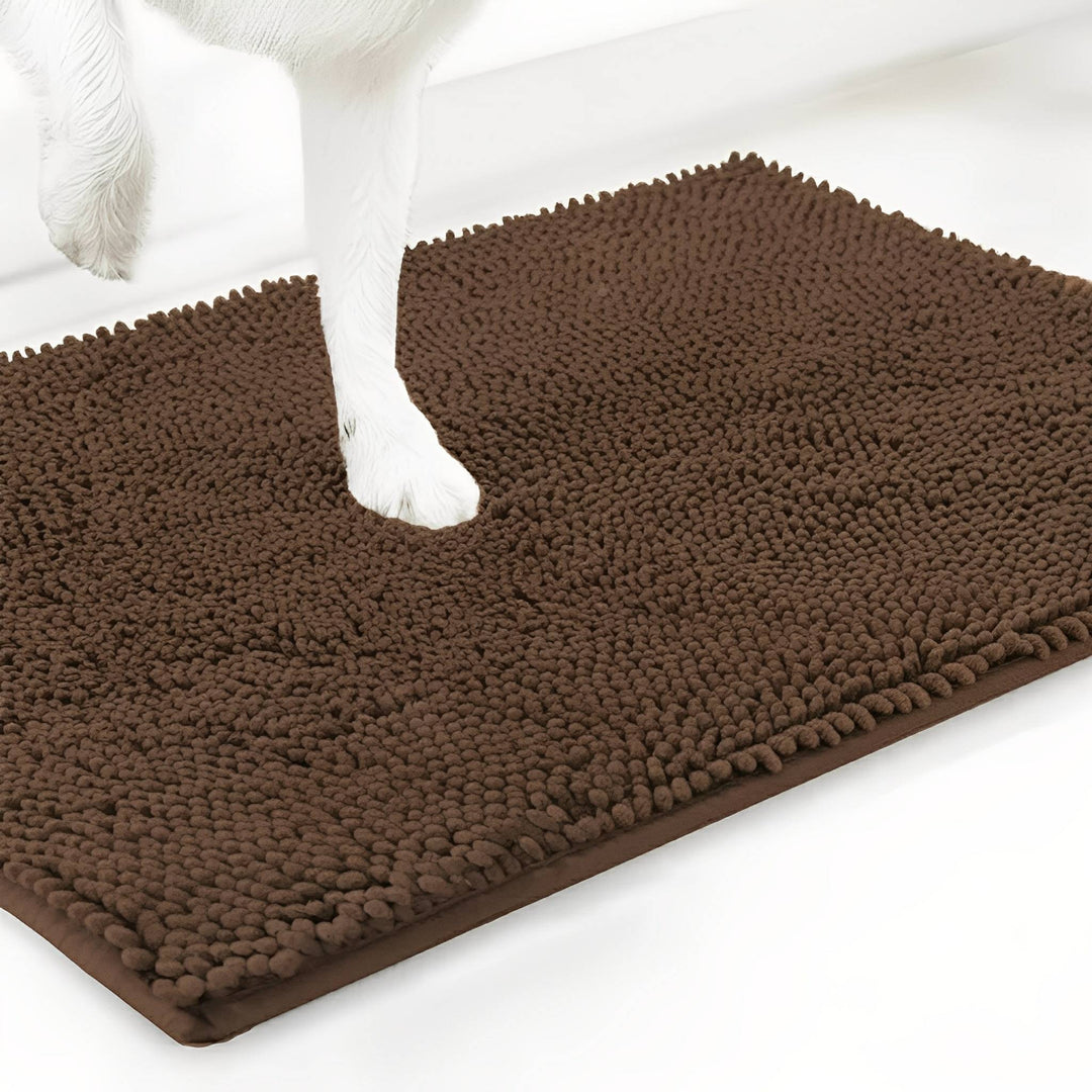 Bruine variant van de chenille mat met een witte hondenpoot erop, tegen een witte achtergrond. 18