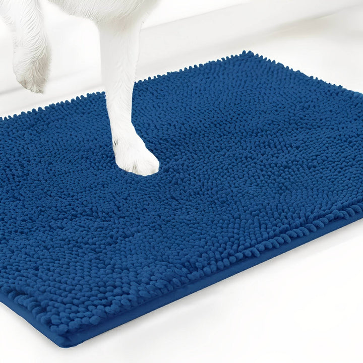 Blauwe variant van de chenille mat met een witte hondenpoot erop, tegen een witte achtergrond. 17