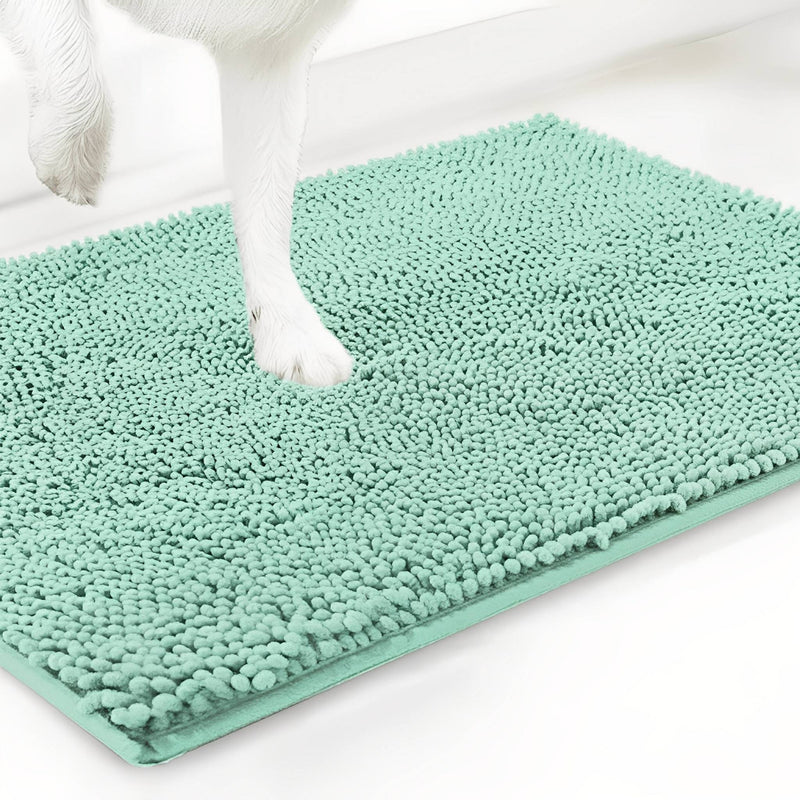Mintgroene variant van de chenille mat met een witte hondenpoot erop, tegen een witte achtergrond. 15