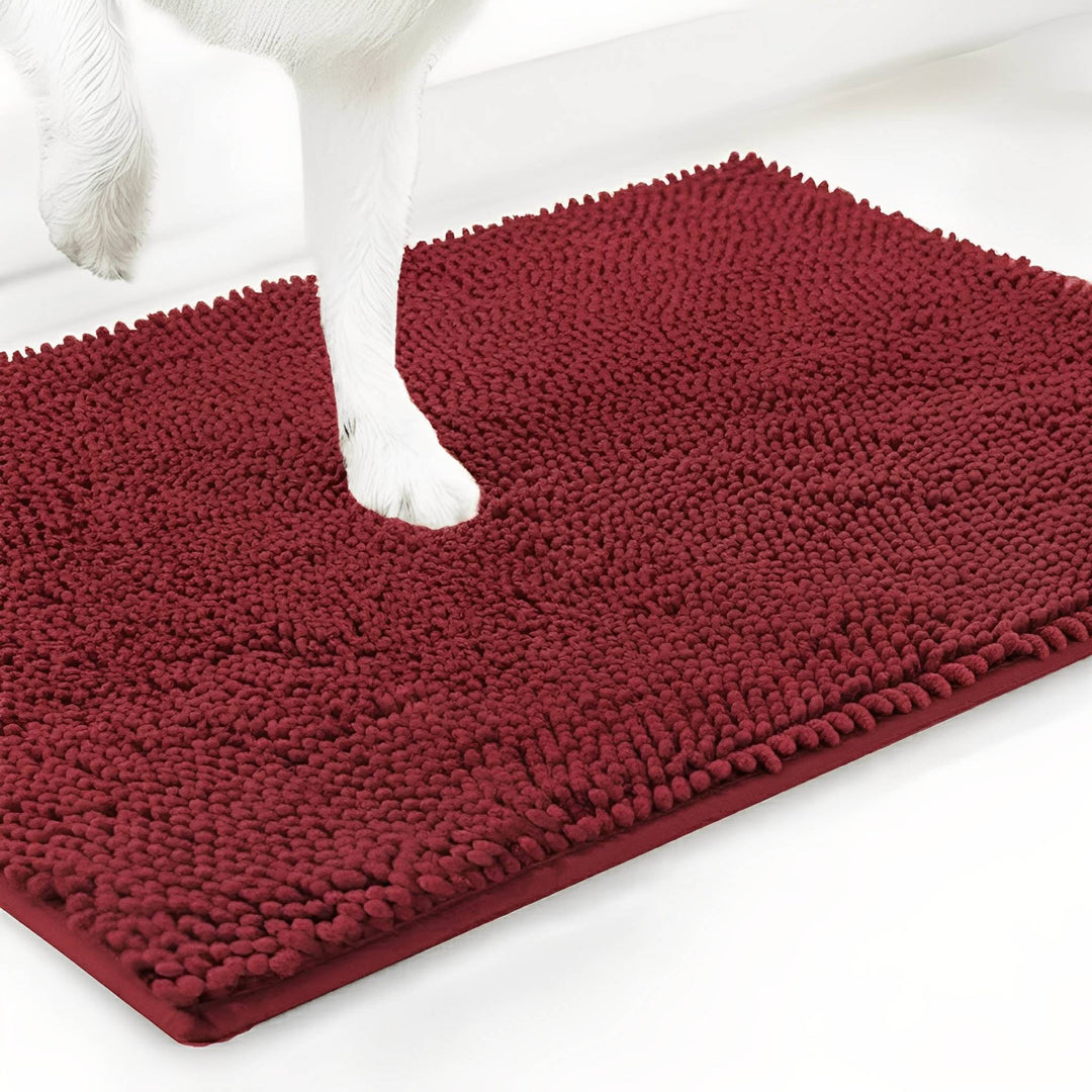 Rode variant van de chenille mat met een witte hondenpoot erop, tegen een witte achtergrond. 14