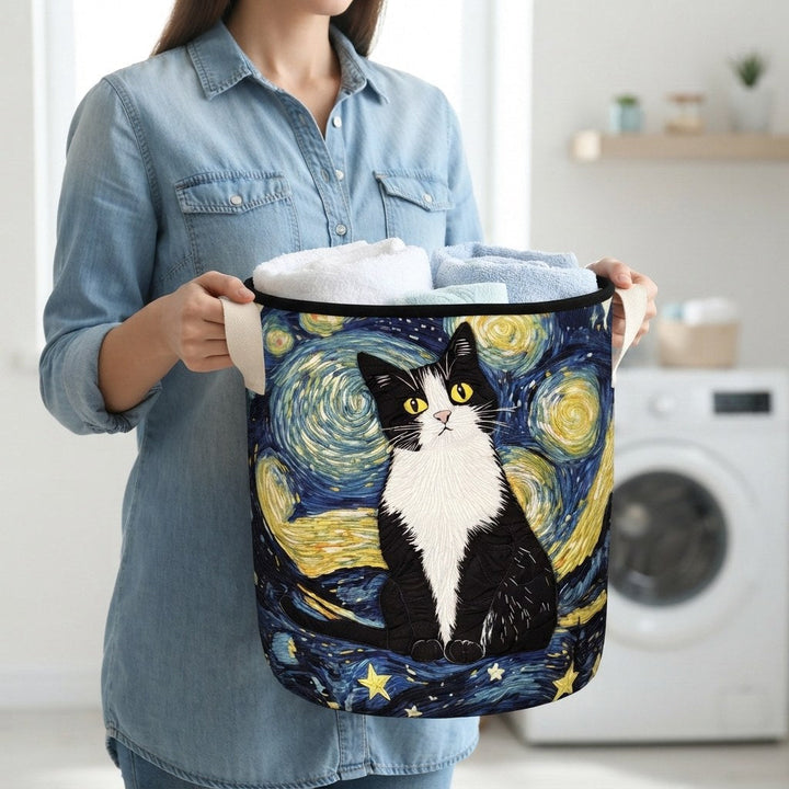 Vrouw in spijkerblouse draagt de mand aan de witte hengsels, gevuld met opgevouwen handdoeken, voor een wasmachine. 3