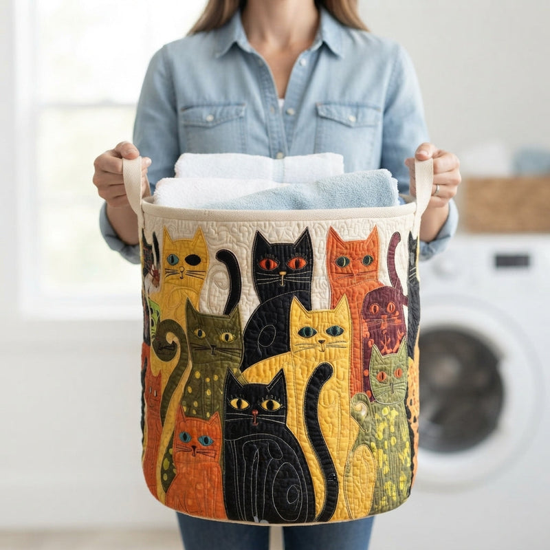 Vrouw in spijkerblouse houdt de gewatteerde kattenmand bij de handgrepen vast, gevuld met opgevouwen handdoeken, voor een wasmachine. 3
