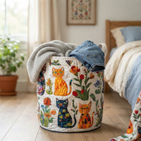 Mand op een houten vloer naast een bed, gevuld met een grijze trui en een spijkerbroek. 4