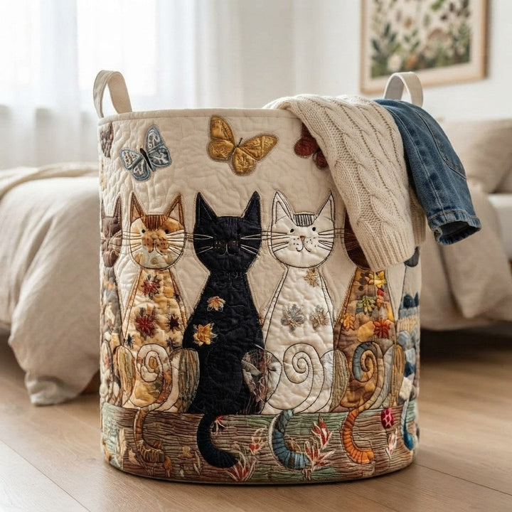 Mand met kattenmotief naast een bed, met een gebreide trui en een spijkerjasje die over de rand hangen. 4